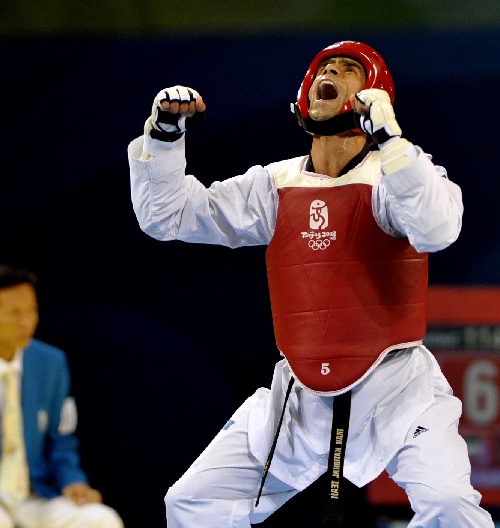 意大利射击选手勇夺金牌，笑逐颜开