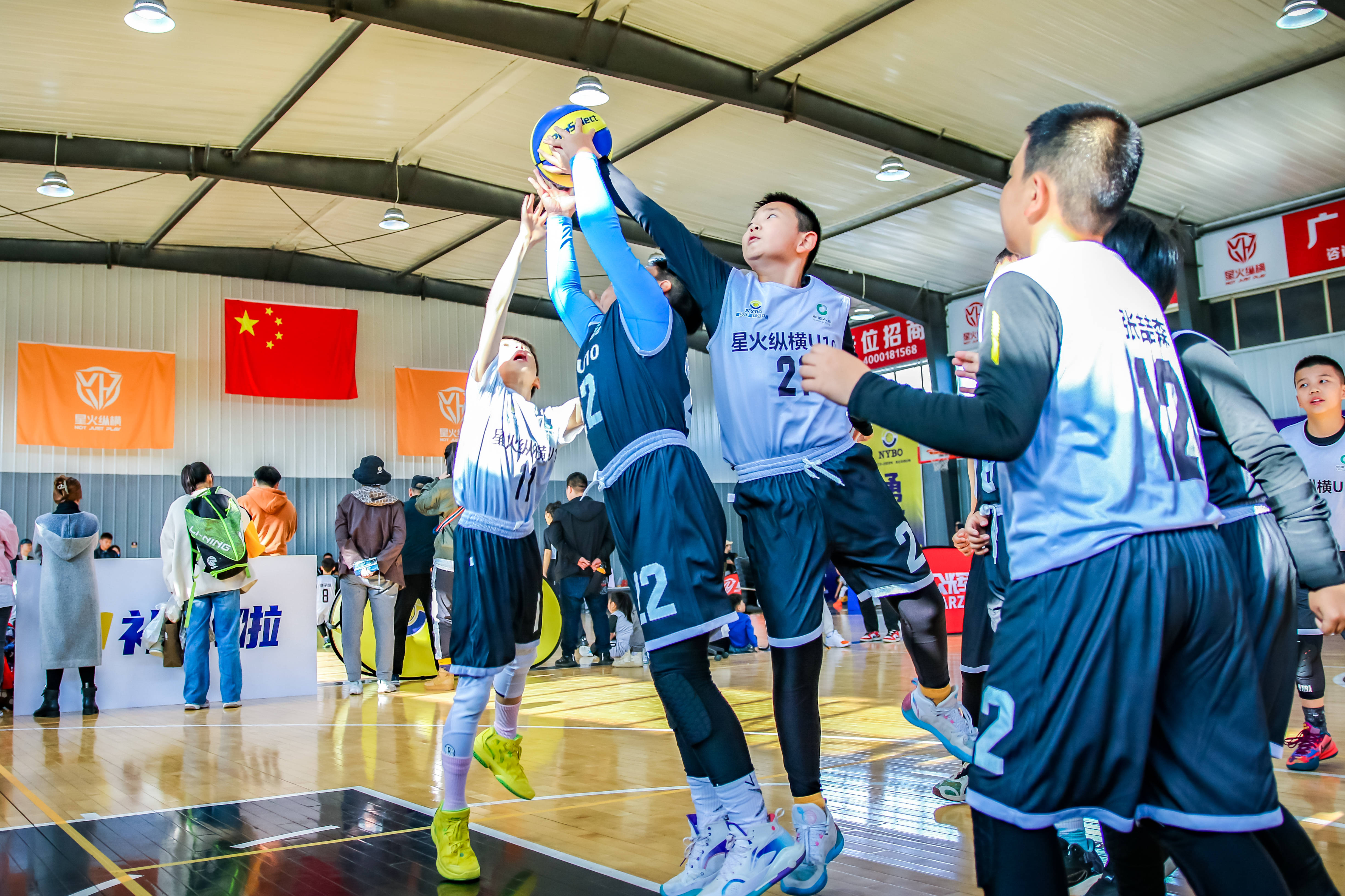 比赛中球员争分夺秒，展现出色技艺