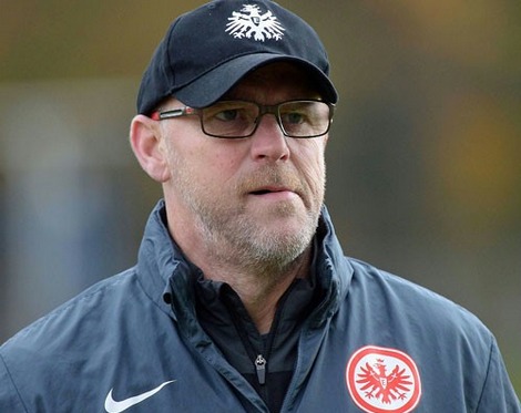 不莱梅主帅公开批评球员表现，提醒保持专注